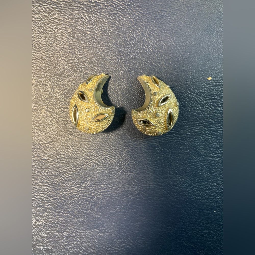 Vintage Textured Gold Tone Crescent Clip-On Earrings 1960s 1970s costume